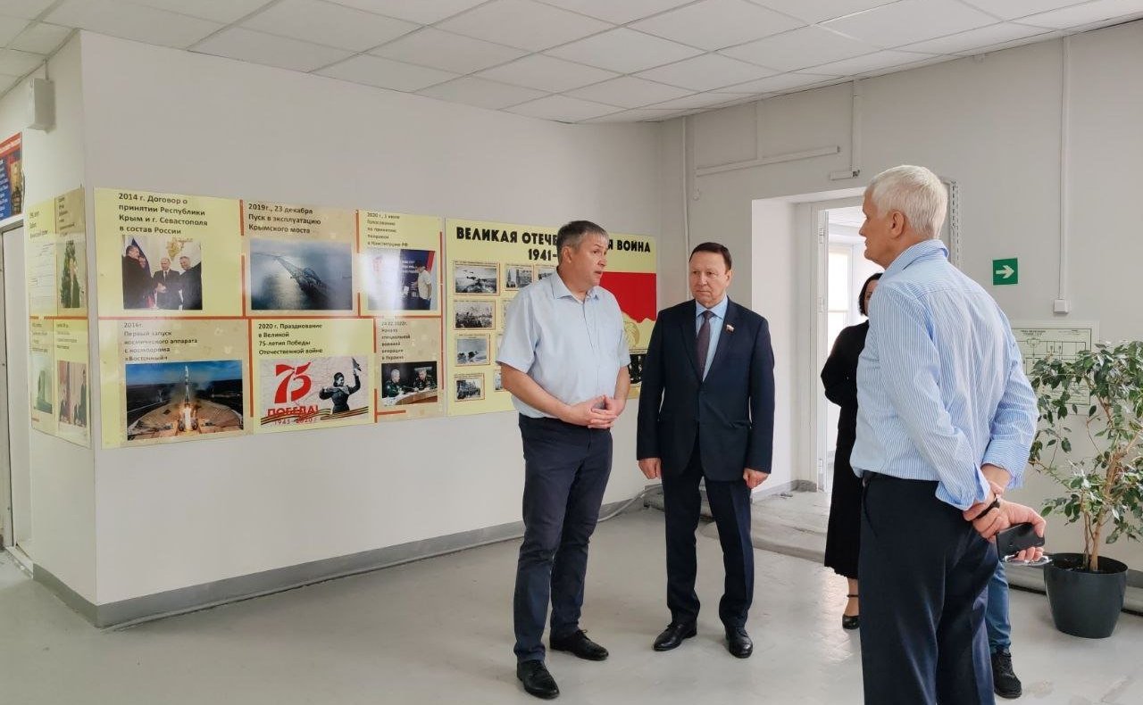 Александр Ролик совершил поездку в Надеждинский район и осмотрел отремонтированное здание школы №4 им. Героя Советского Союза В.Н. Косова в п. Тавричанка