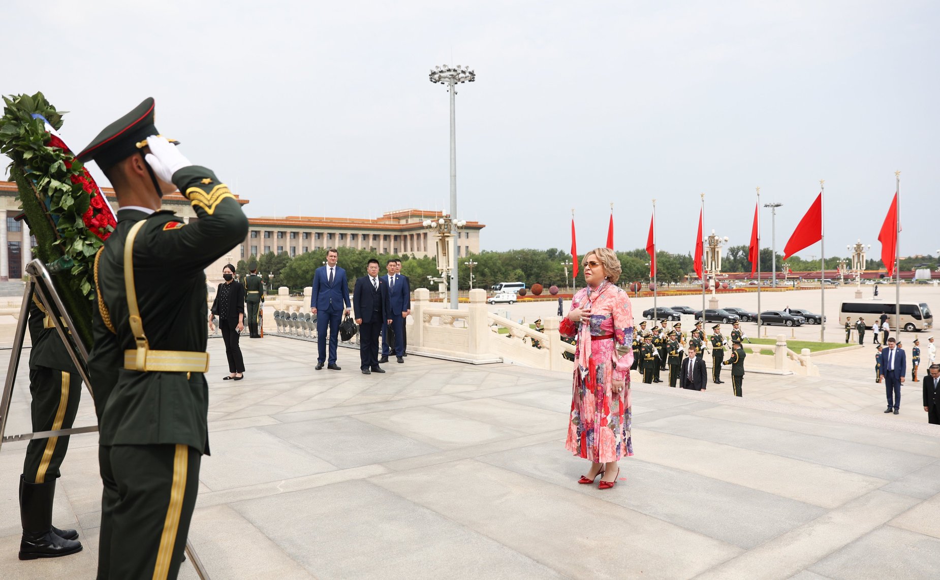 Церемония возложения Председателем Совета Федерации Валентиной Матвиенко венка к Памятнику Народным Героям