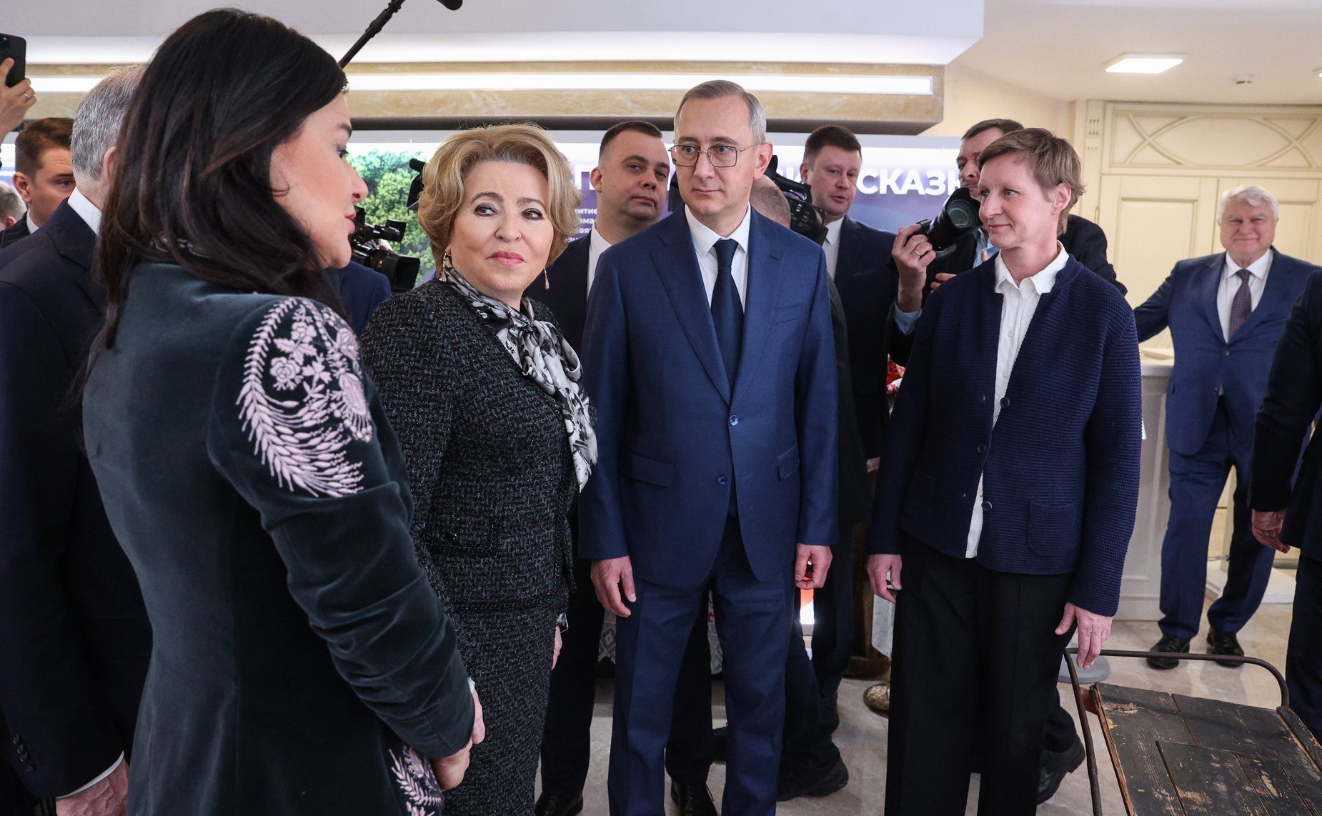 Валентина Матвиенко и Владислав Шапша осмотрели выставку, посвященную достижениям и перспективным направлениям развития Калужской области