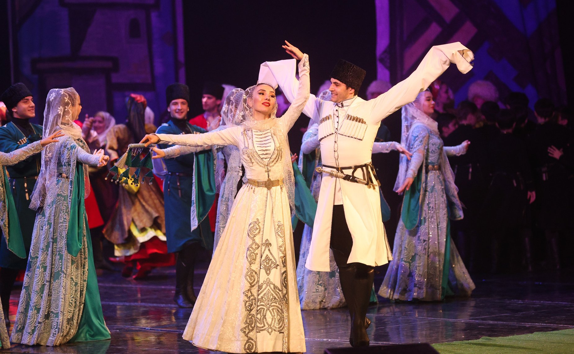 Делегация СФ побывала на фольклорном представлении в Государственном республиканском русском драматическом театре имени М. Горького