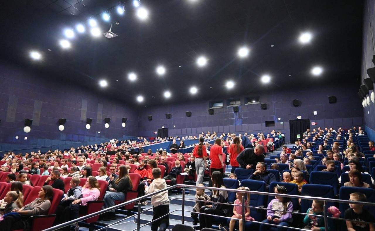 В Ульяновске прошёл праздничный концерт для детей участников специальной военной операции, в фойе концертного зала организована фотовыставка «Герои Гостомеля» и показ образцов боевого снаряжения