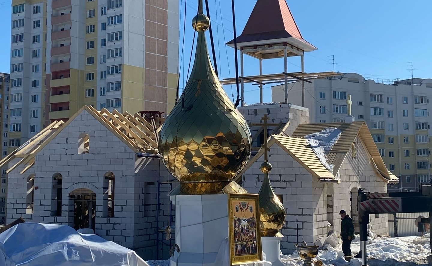 Ольга Хохлова приняла участие в чине освящения куполов для нового храма