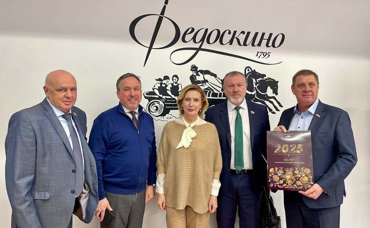 Сенаторы РФ посетили фабрику миниатюрной живописи «Федоскино»