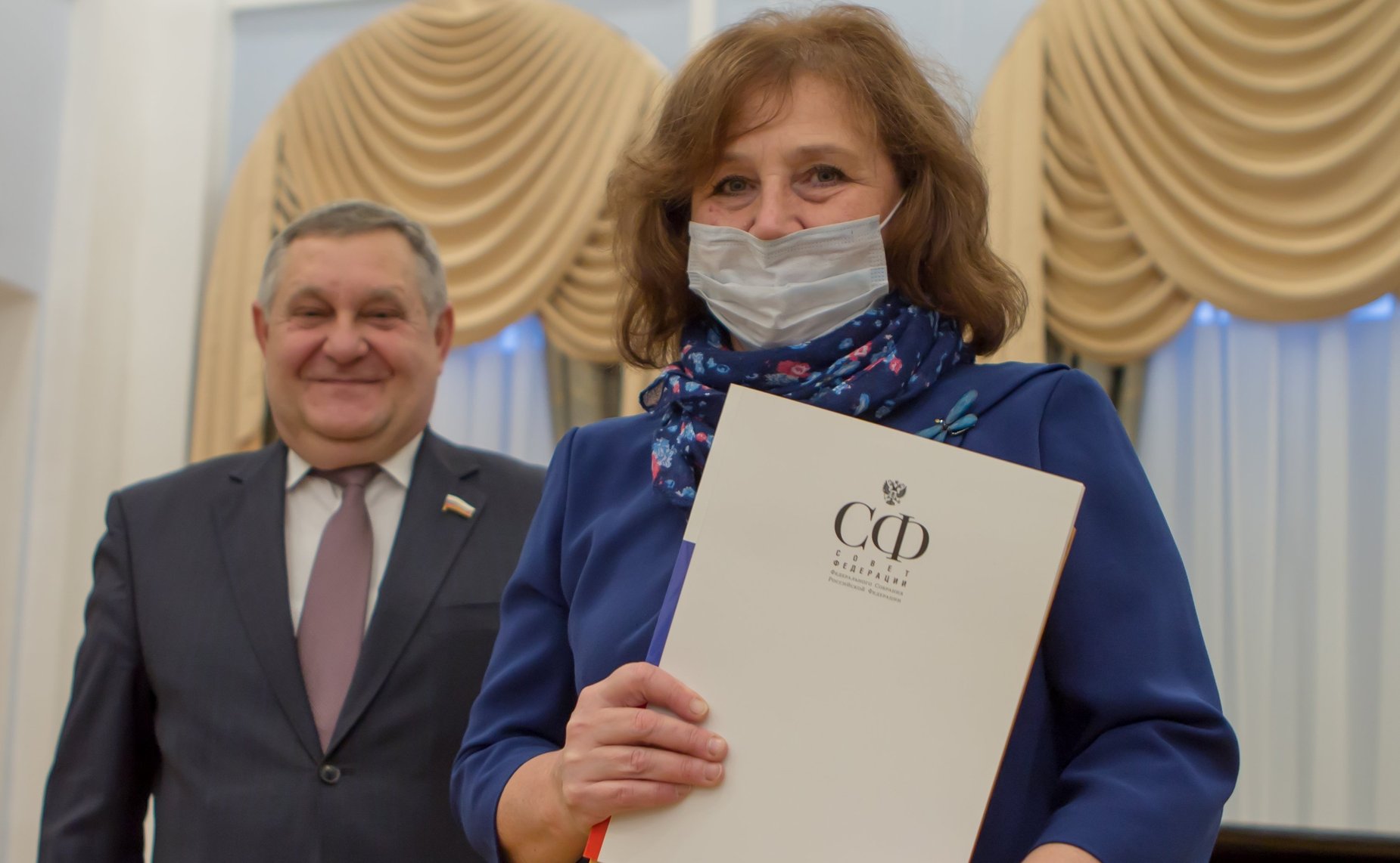 Александр Ракитин поблагодарил учителей, подготовивших ребят, вручил педагогам благодарственные письма и памятные подарки