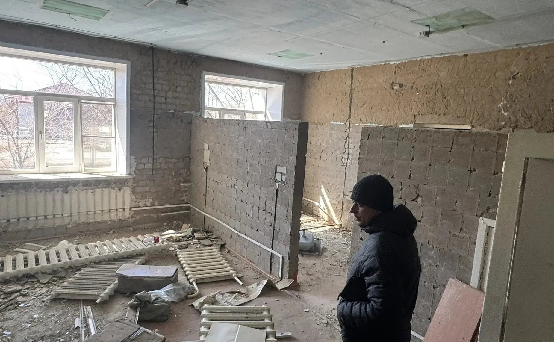 Сергей Михайлов проконтролировал ход строительства и ремонта в детском саду № 63 в поселке Чернышевск