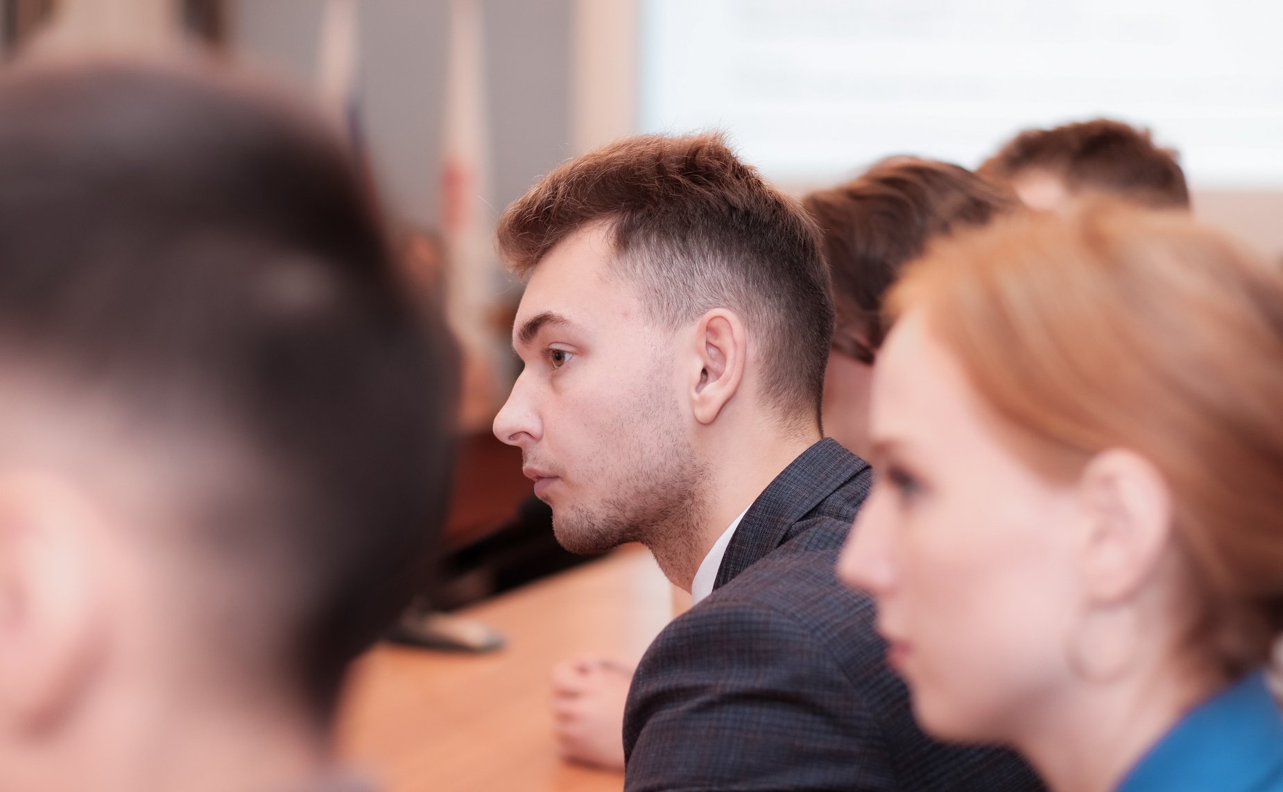 Юрий Воробьев провел встречу с представителями студенческих сообществ и объединений региона на тему «Мир сегодня»