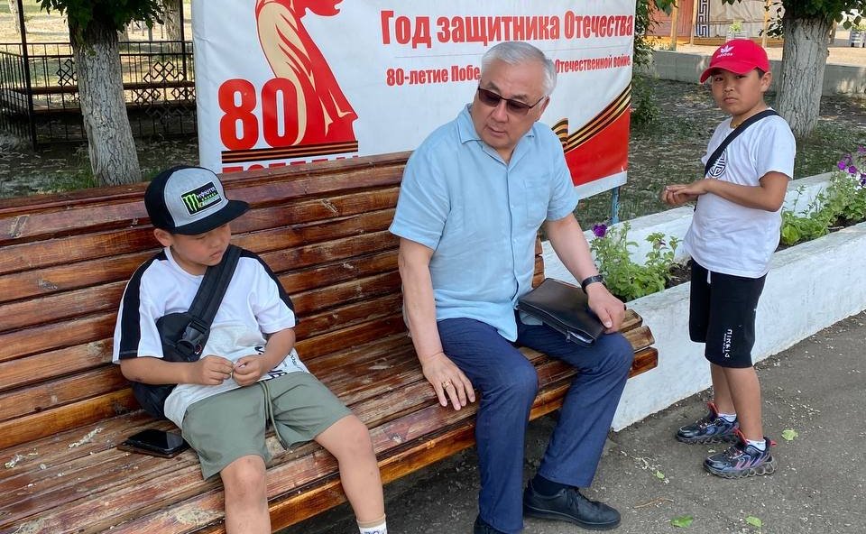 Баир Жамсуев в ходе региональной недели провел рабочие встречи и прием граждан по личным вопросам