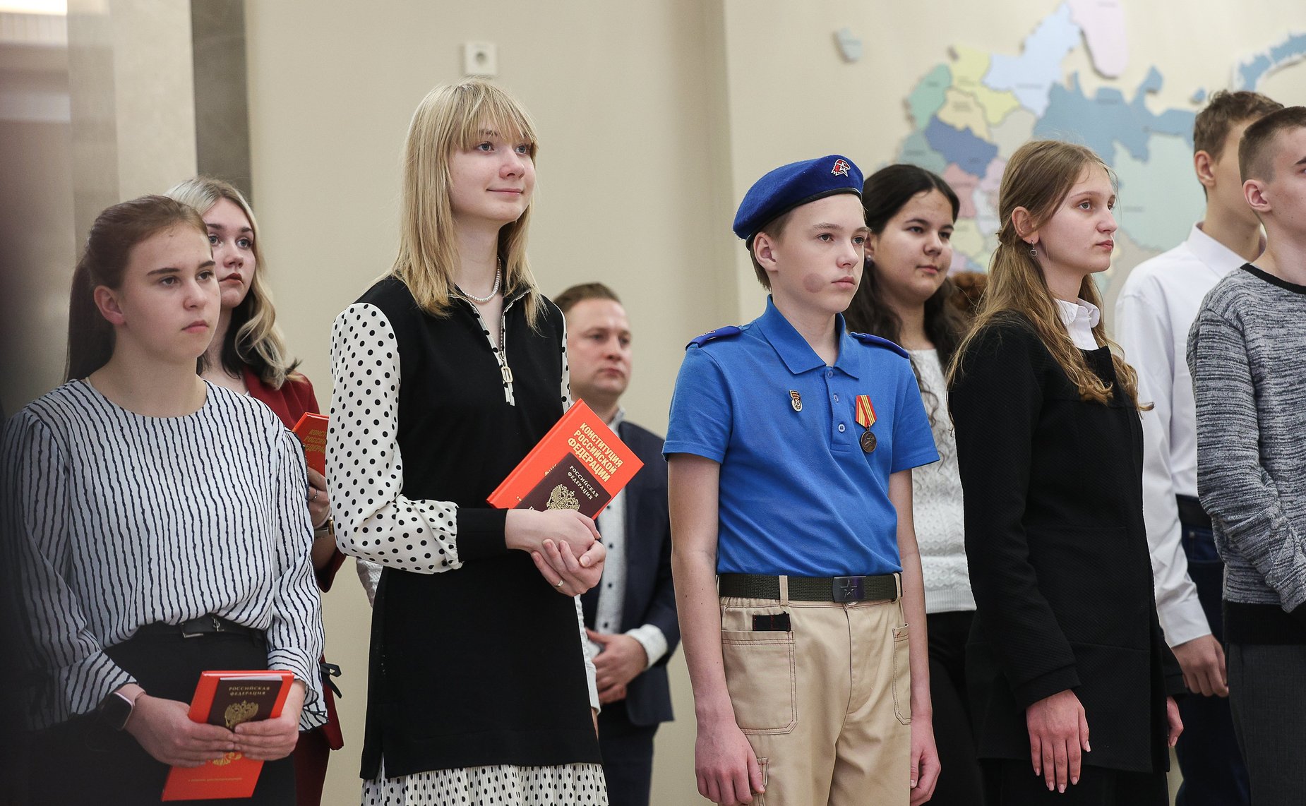 Торжественная церемония вручения паспортов граждан РФ 14-летним жителям Луганской Народной Республики и Херсонской области