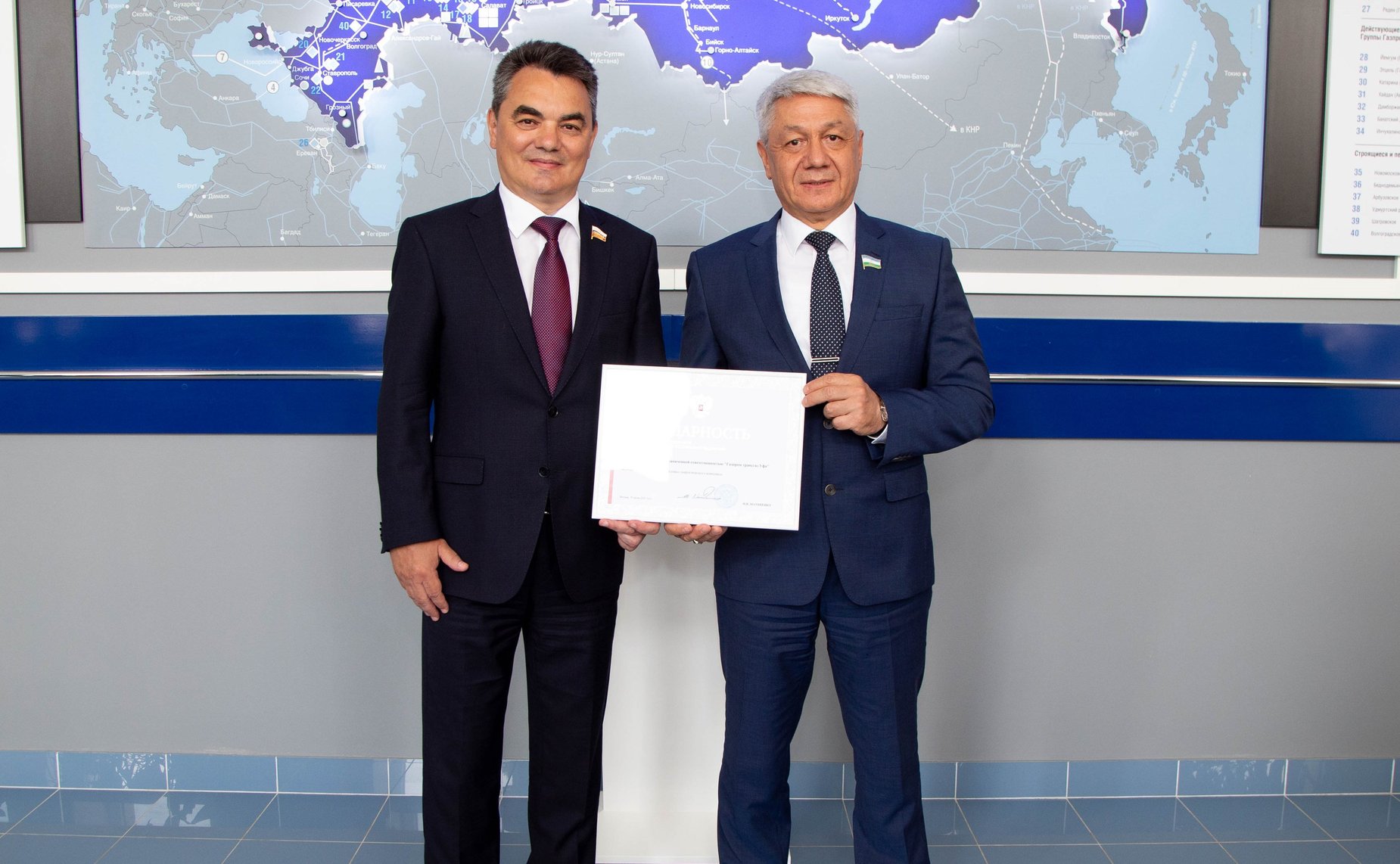 Ирек Ялалов вручил благодарность Председателя Совета Федерации генеральному директору ООО «Газпром трансгаз Уфа» Шамилю Шарипову