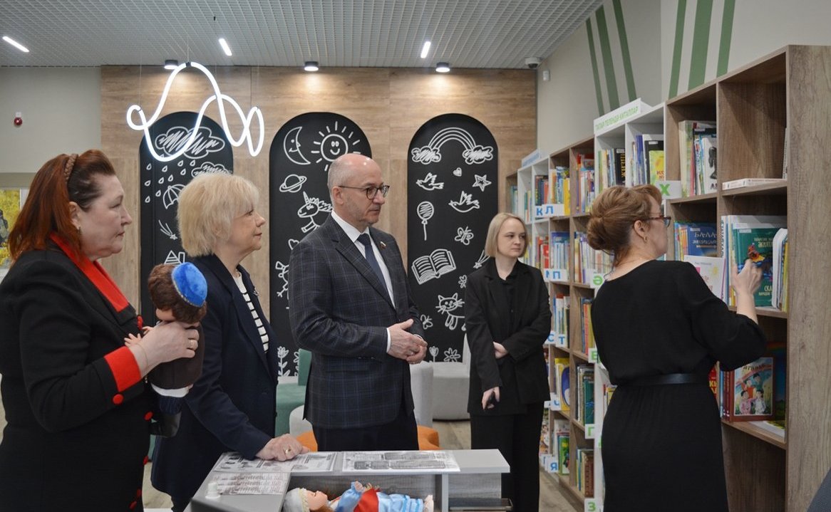 Олег Цепкин посетил модернизированную библиотеку им. Ш. Бабича в Челябинске