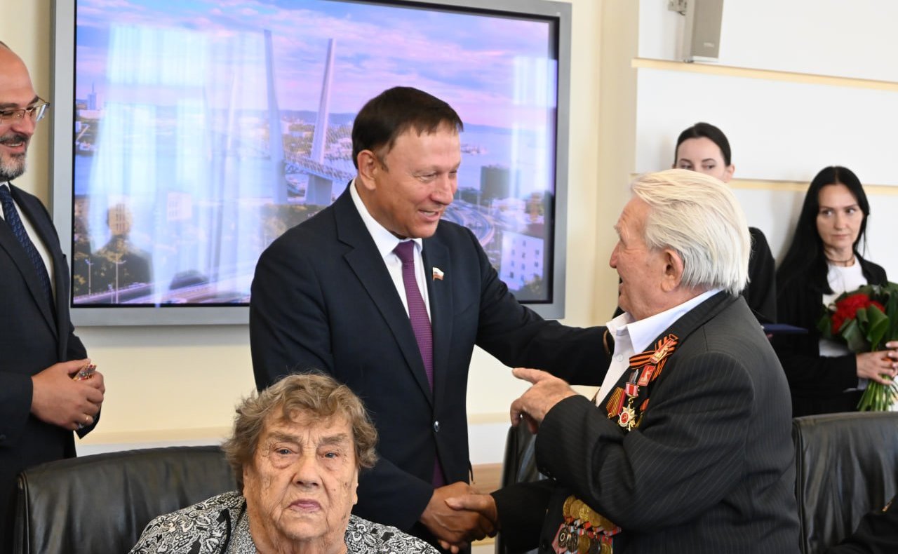 Александр Ролик совместно с главой Владивостока Константином Шестаковым провел встречу с проживающими в столице Приморья ветеранами — участниками боев с милитаристской Японией в августе-сентябре 1945 года