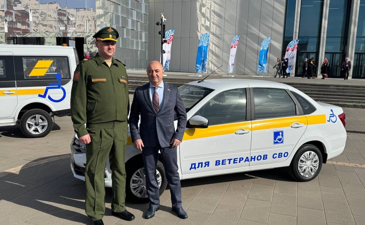 Александр Вайнберг передал автомобиль ветерану специальной военной операции