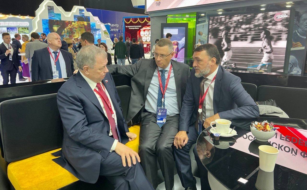 Анатолий Артамонов принял участия в дискуссиях и рабочих встречах, которые прошли в рамках Петербургского международного экономического форума (ПМЭФ)