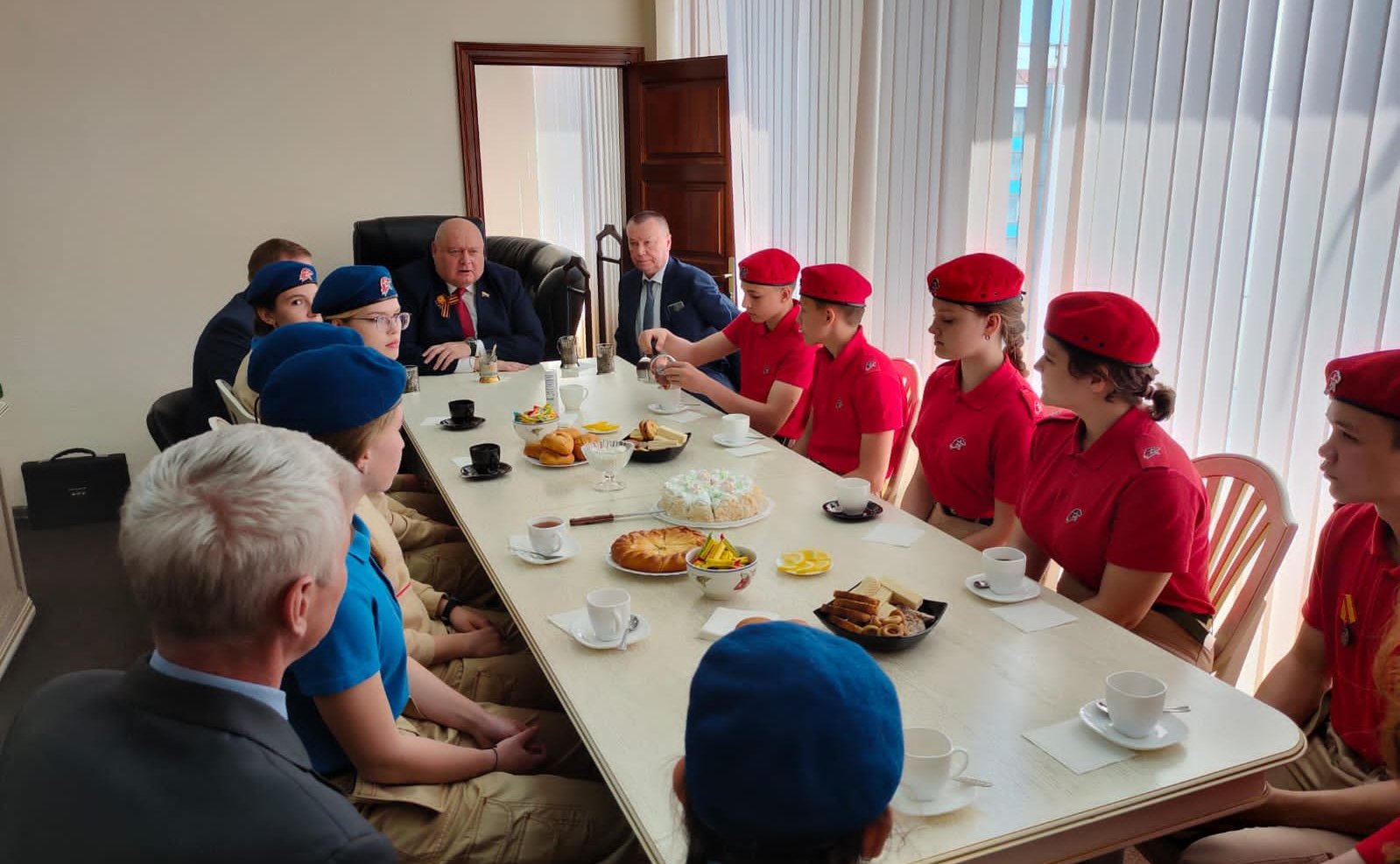 Сергей Аренин совместно с Главным федеральным инспектором по Саратовской области Виталием Сластным в преддверии празднования Дня Победы провели встречу с участниками движения Юнармия