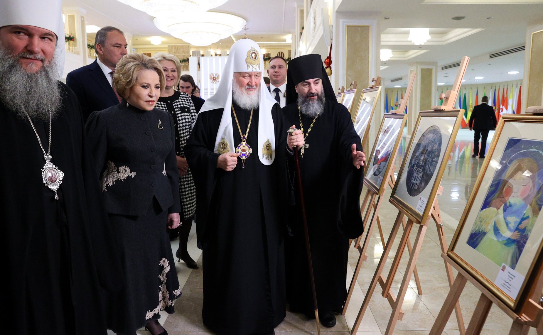 Председатель Совета Федерации и Святейший Патриарх Московский и всея Руси осмотрели выставку детских рисунков «Красота Божьего мира»