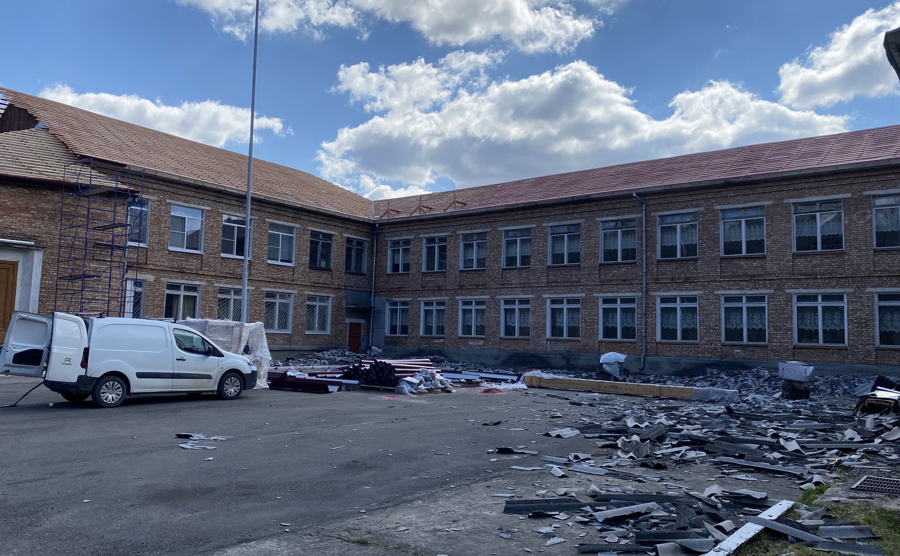 Елена Бибикова в рамках рабочей поездки в Себежский район совместно с и. о. председателя комитета по образованию Псковской области Андреем Ермаковым проверила ход капитального ремонта средней школы в поселке Сосновый Бор