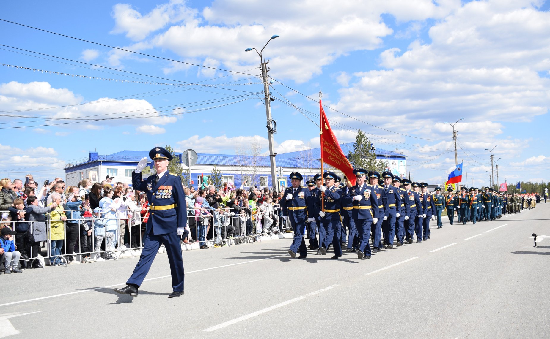 Эдуард Исаков посетил ряд мероприятий, приуроченных к 77-й годовщине Победы в Великой Отечественной войне, и принял участие в шествии «Бессмертный полк» в городе Югорске