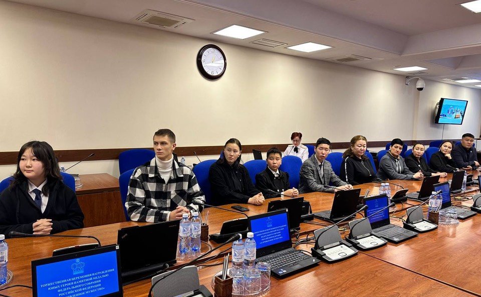 Сахамин Афанасьев в ходе поездки в регион совместно с сенатором Егором Борисовым наградили юных якутян памятными медалями Совета Федерации «За проявленное мужество»