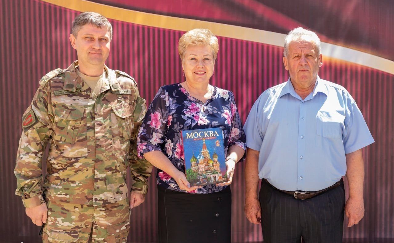 Ольга Бас в ходе поездки в регион вручила выпускникам в Старобельском колледже дипломы и почетные грамоты
