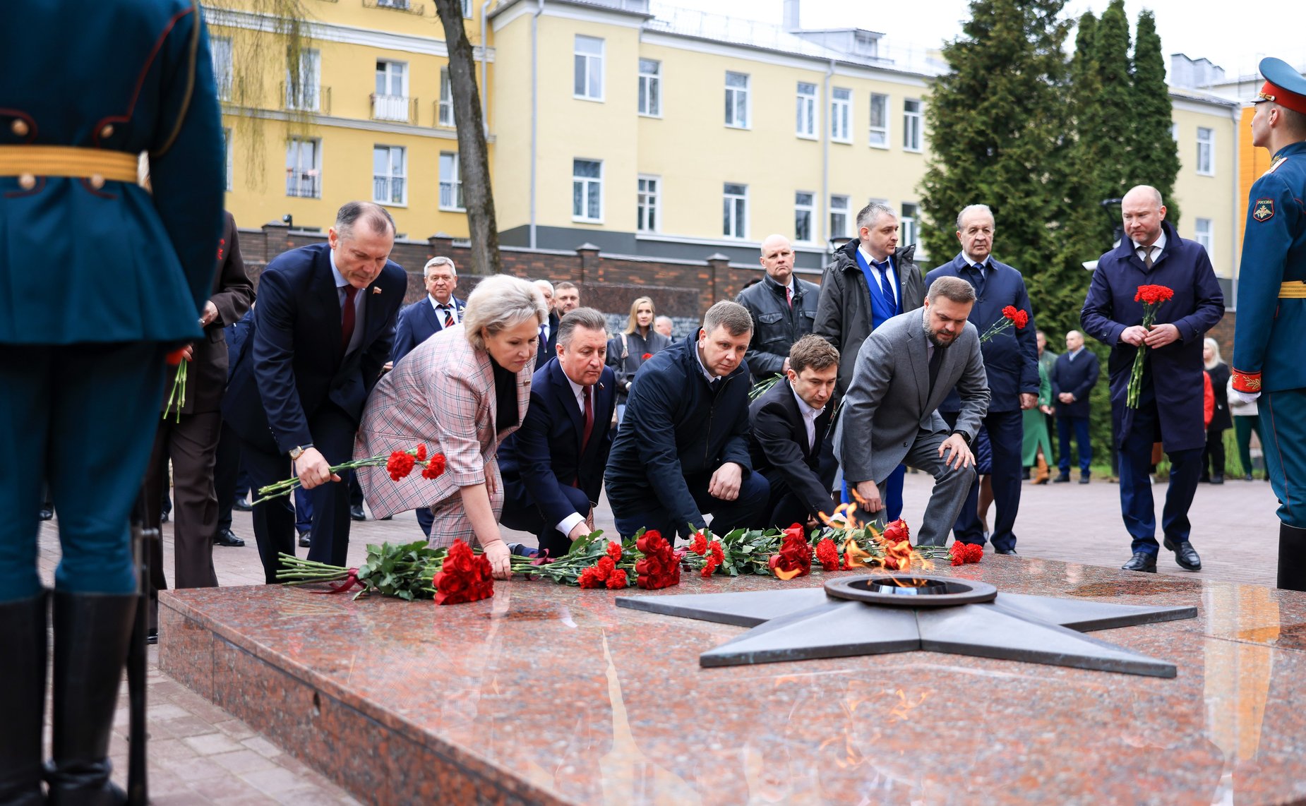 Сенаторы возложили цветы к Вечному огню в Сквере Памяти Героев в Смоленске