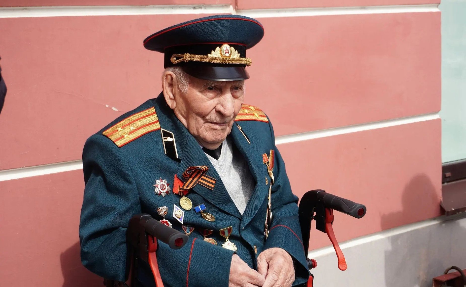 Евгений Дитрих почтил память погибших героев, возложив цветы к мемориалу «Вечный огонь славы»