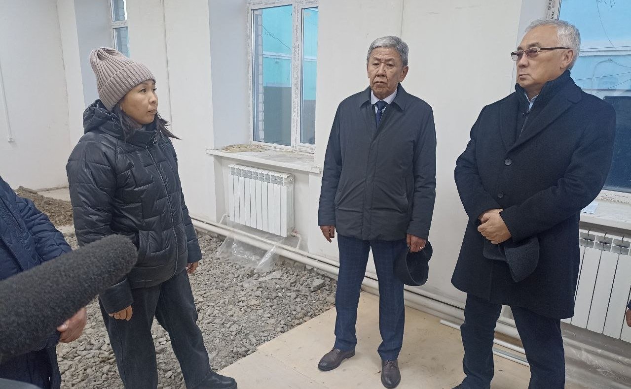 Баир Жамсуев в ходе рабочей поездки в регион проверил ход ремонтных работ в поселке Агинское, выполняемых в рамках национальных проектов