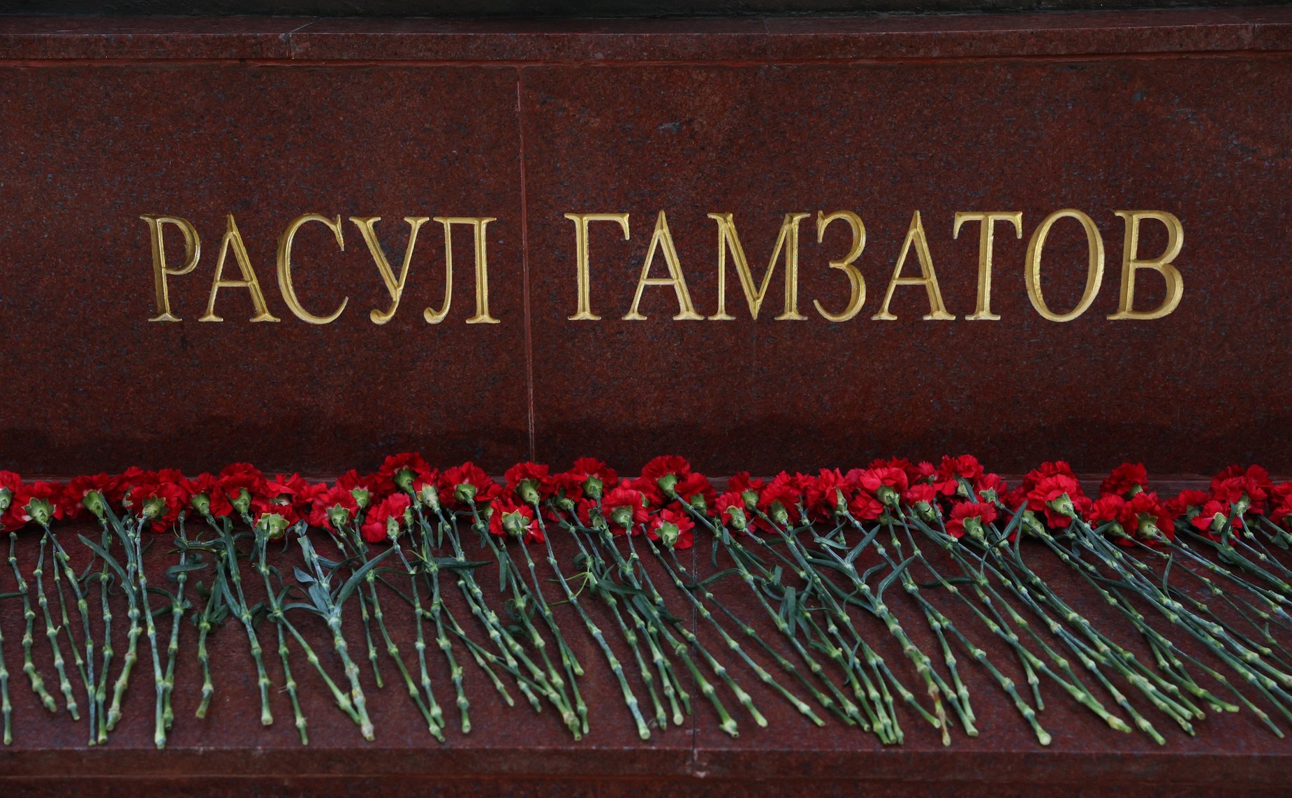 Председатель Совета Федерации Валентина Матвиенко, глава Дагестана Сергей Меликов и сенаторы РФ также возложили цветы к памятникам А.С. Пушкину и Р.Г. Гамзатову