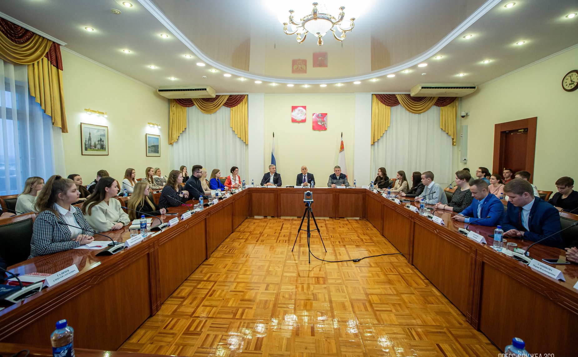 Юрий Воробьев принял участие в очередном заседании Дискуссионного клуба Молодежного парламента при Законодательном Собрании субъекта РФ