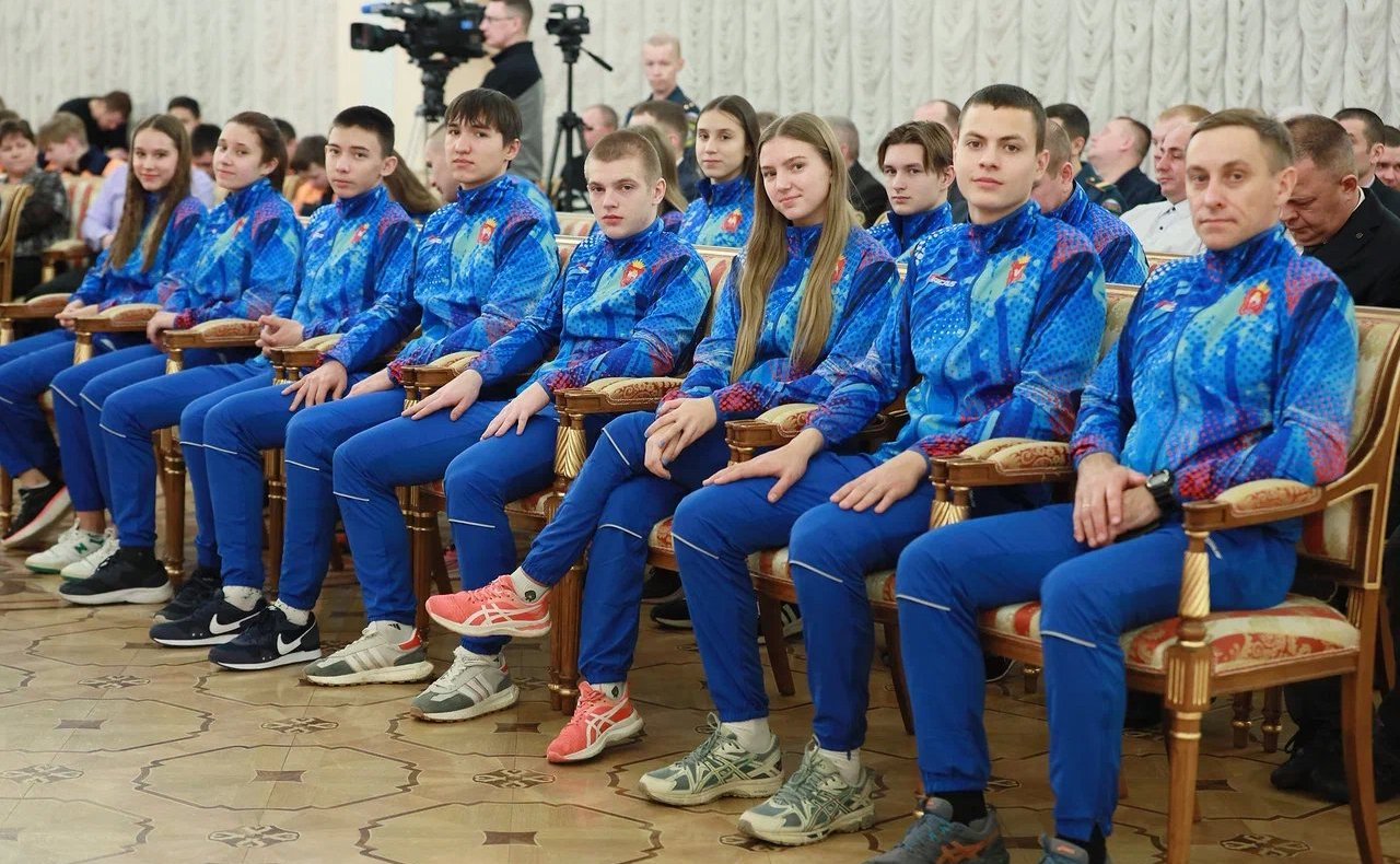 Сенаторы РФ Маргарита Павлова и Олег Цепкин вручили южноуральским детям-героям медали Совета Федерации «За проявленное мужество», а их родителям благодарственные письма