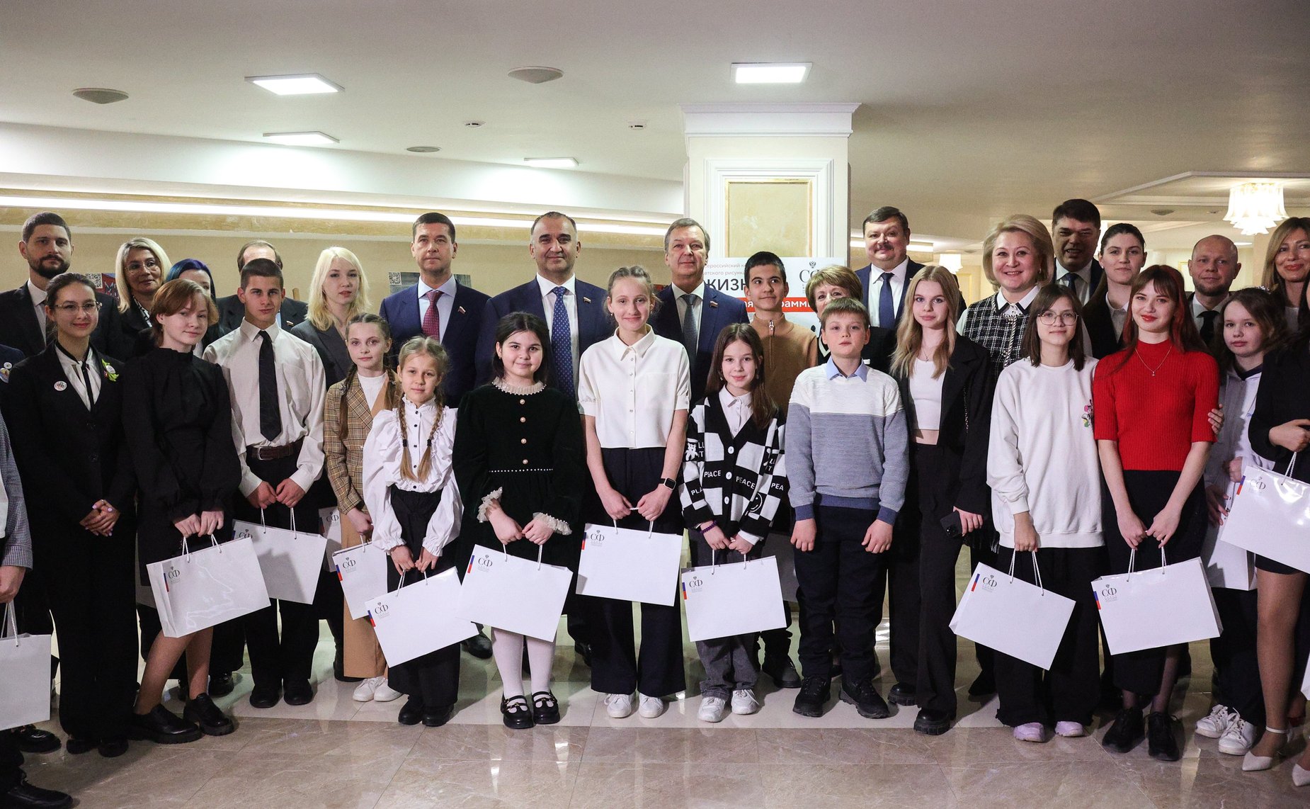 В Совете Федерации открылась выставка картин победителей конкурса детского рисунка, посвященного 80-летию прорыва блокады Ленинграда «Жизнь, деленная на граммы»