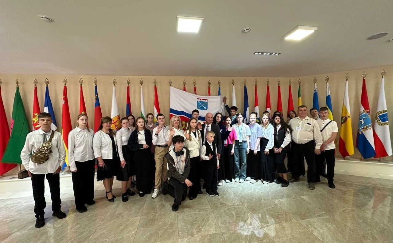 Сергей Перминов организовал в преддверии Дня защиты детей проведение экскурсии в палату регионов для группы социально поддерживаемых юных земляков