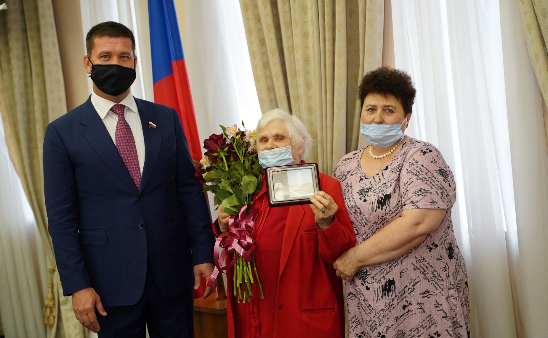 Андрей Чернышев передал медаль погибшего советского солдата его родственникам из Иркутска