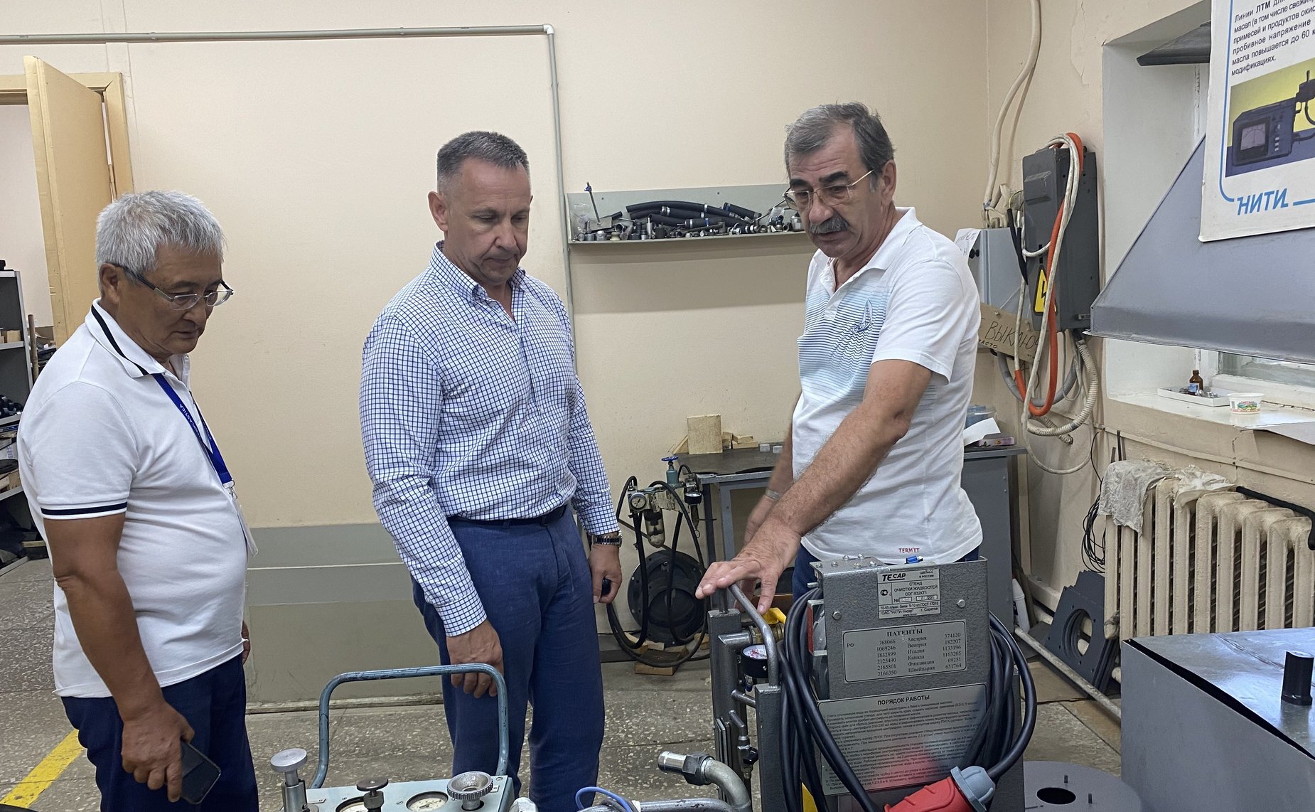 Сенатор Олег Алексеев осмотрел саратовское предприятие «НИТИ-Тесар»