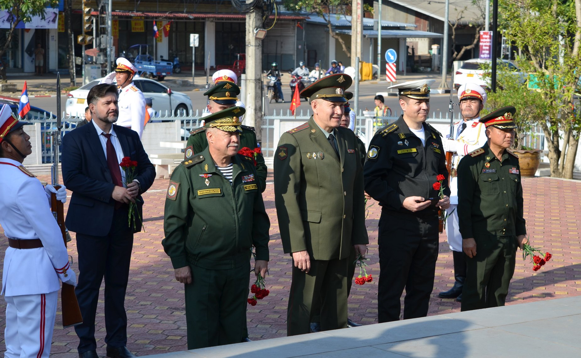 Российские парламентарии возложили цветы к памятнику советским летчикам транспортной авиации во Вьентьяне, участвовавшим в боевых действиях в Индокитае в годы американской агрессии с 1960 по 1973 годы
