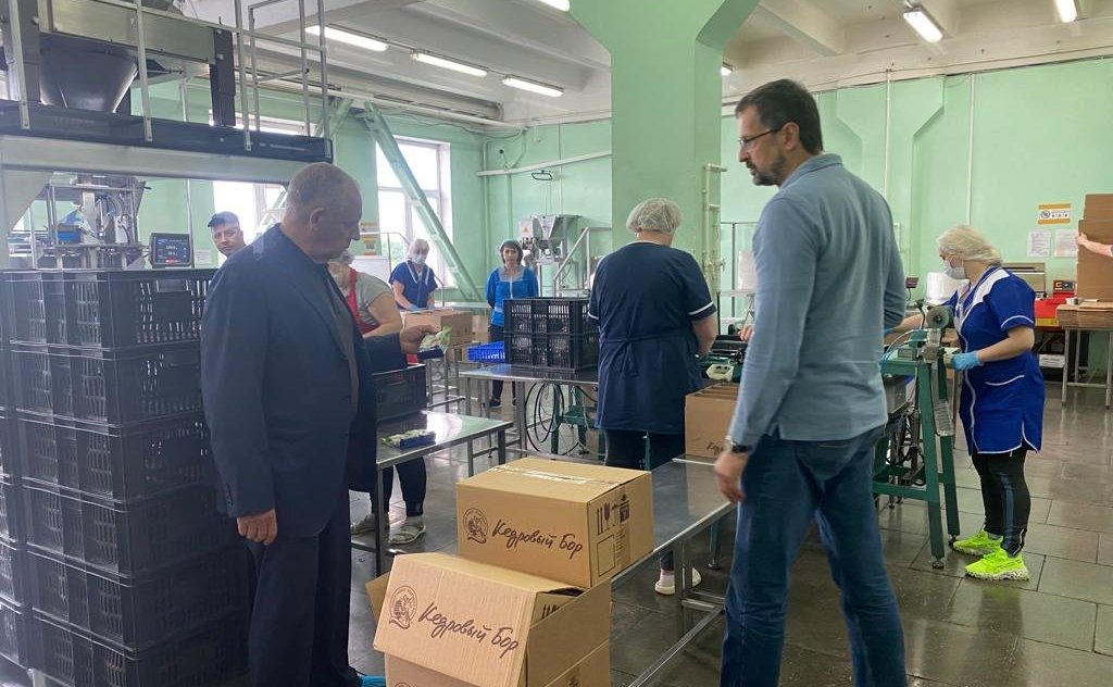 Сергей Митин посетил производство по переработке дикоросов
