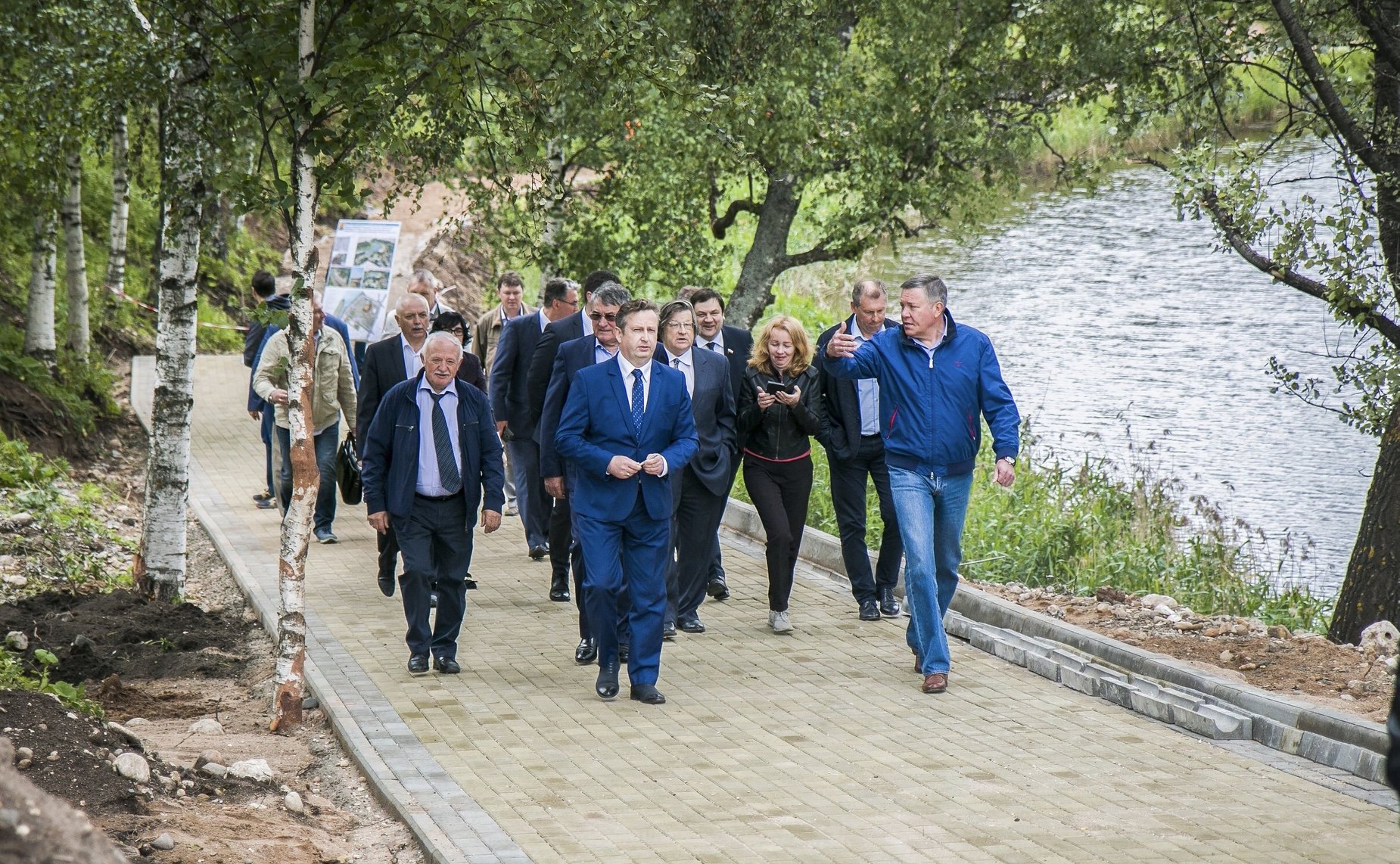 Юрий Воробьев посетил строящийся участок набережной реки Вытегра и осмотрел старинное судно – ладью XVII века