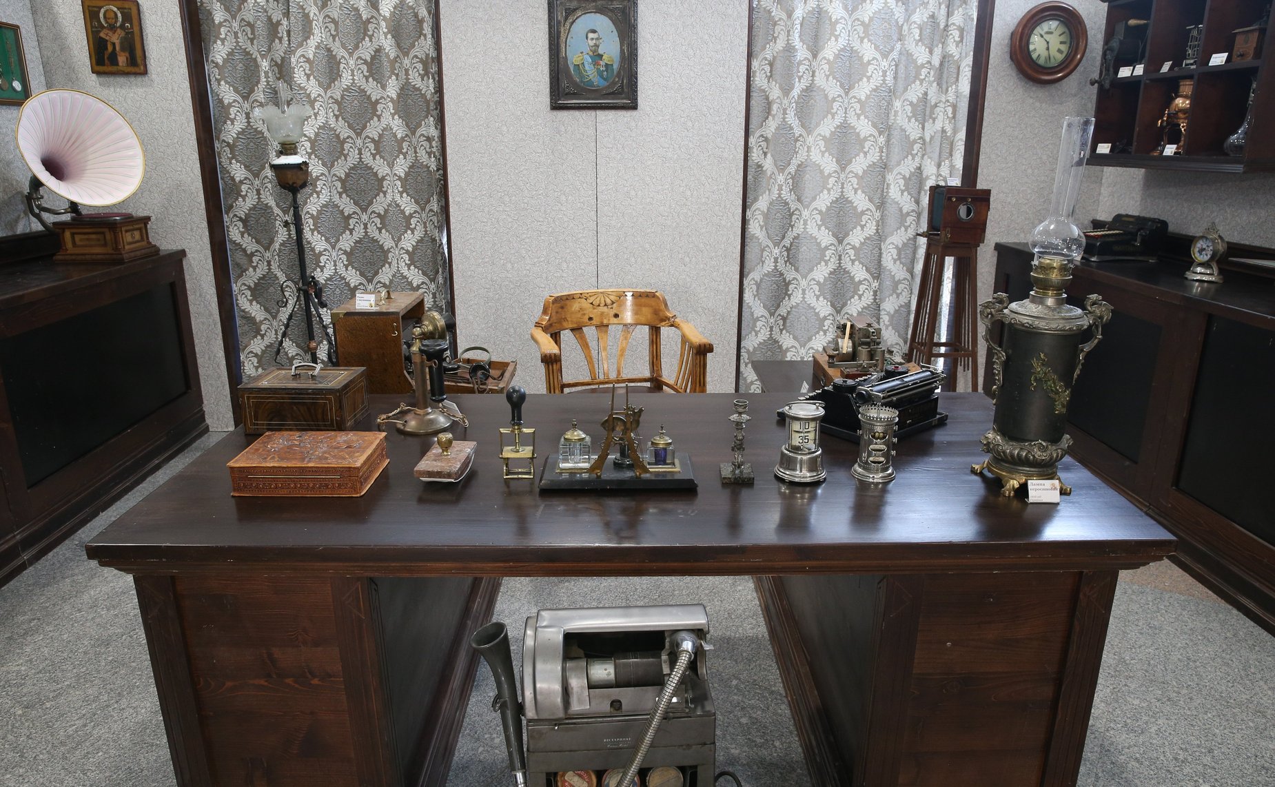 Выставка историко-культурных объектов и изделий мастеров народно-художественных промыслов Ярославской области, проходящая в рамках VIII Парламентского форума «Историко-культурное наследие России»