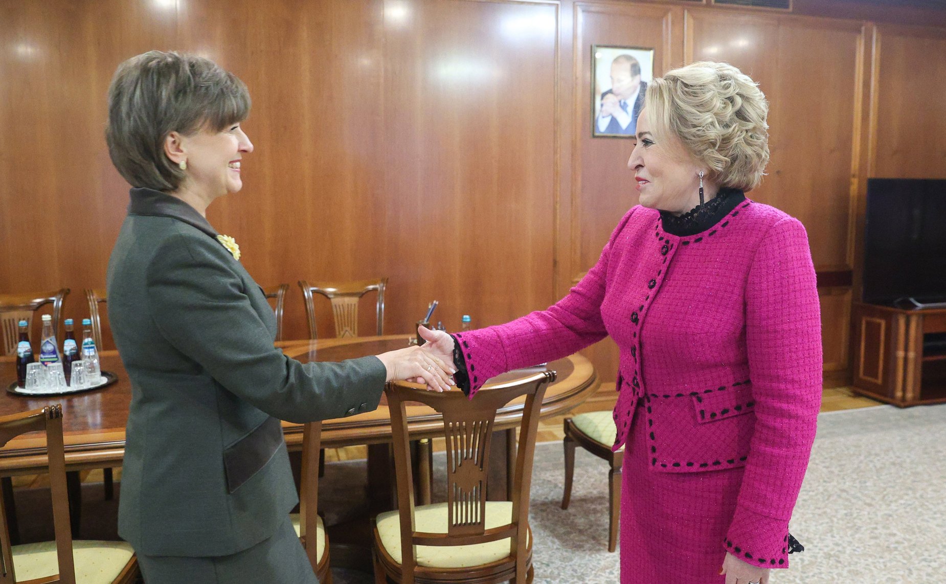 Встреча Председателя Совета Федерации Валентины Матвиенко с генеральным директором АО «РЭЦ» Вероникой Никишиной