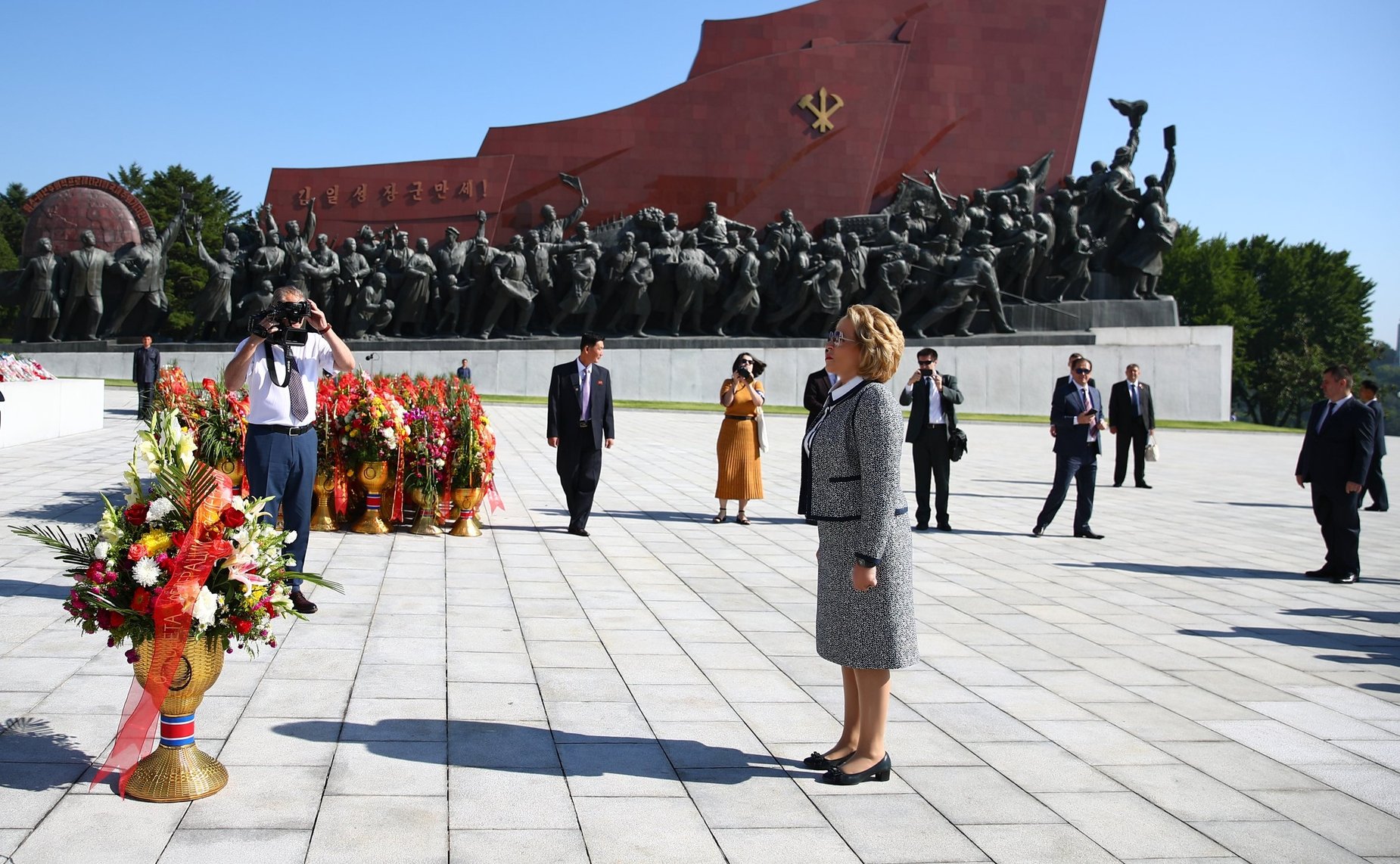 Возложение цветов к Монументу «Два вождя»