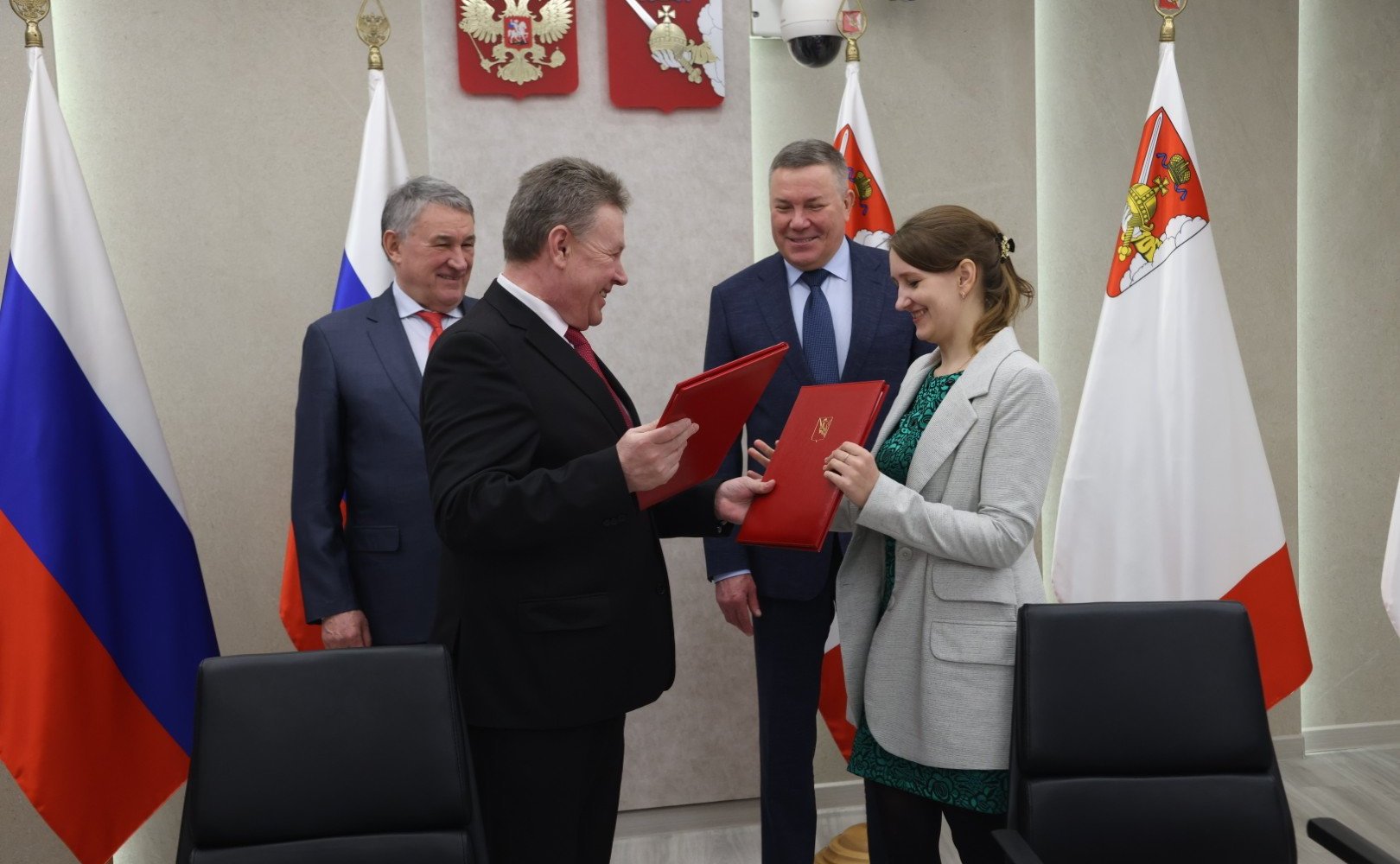 Заместитель Председателя Совета Федерации Юрий Воробьев и губернатор региона Олег Кувшинников приняли участие в церемонии подписания контракта на строительство детского сада в туристической жемчужине Вологодчины городе Кириллове