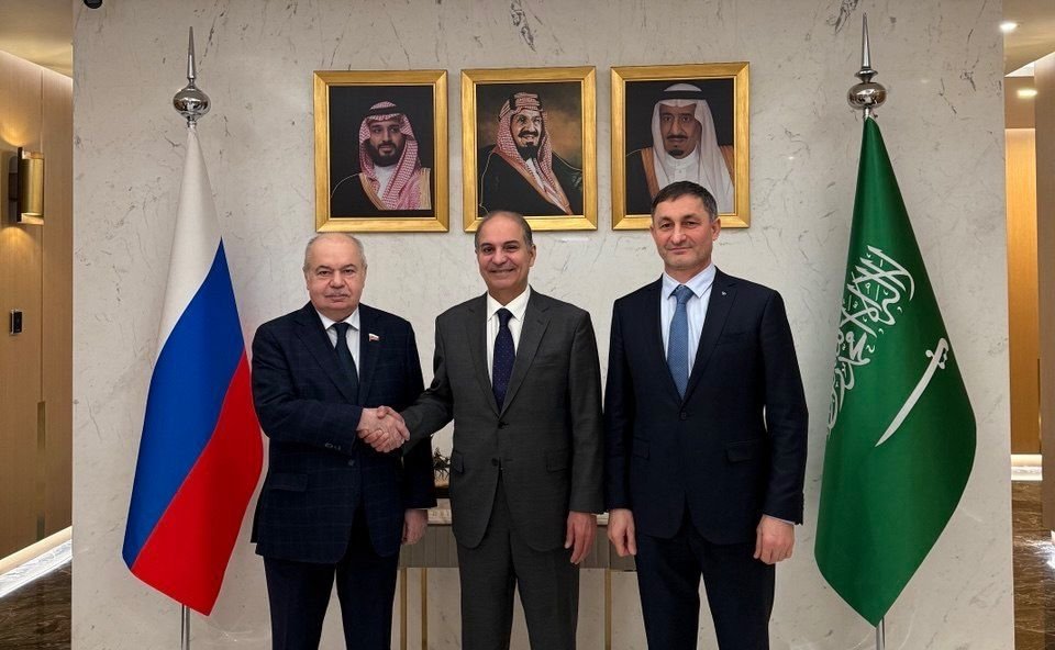 Ильяс Умаханов провел встречу с Чрезвычайным и Полномочным Послом Королевства Саудовской Аравии в Российской Федерации Сами Альсадхани