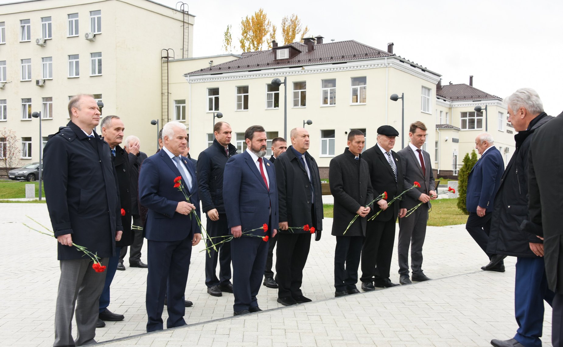 Сенаторы возложили цветы к памятнику испытателям отечественного ядерного оружия