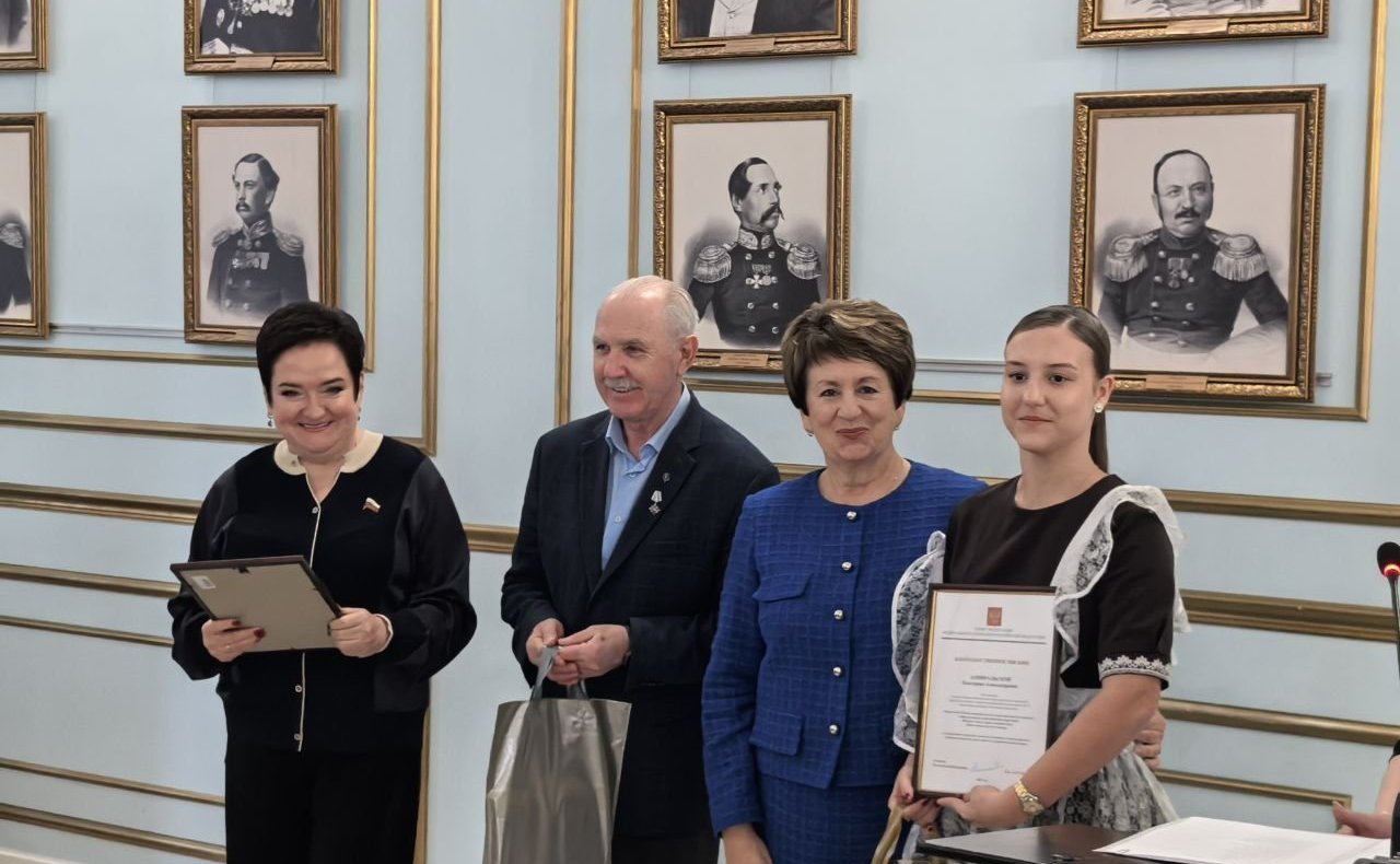 Екатерина Алтабаева совместно с представителем в СФ от законодательного органа государственной власти Севастополя Ларисой Мельник вручили награды севастопольским школьникам