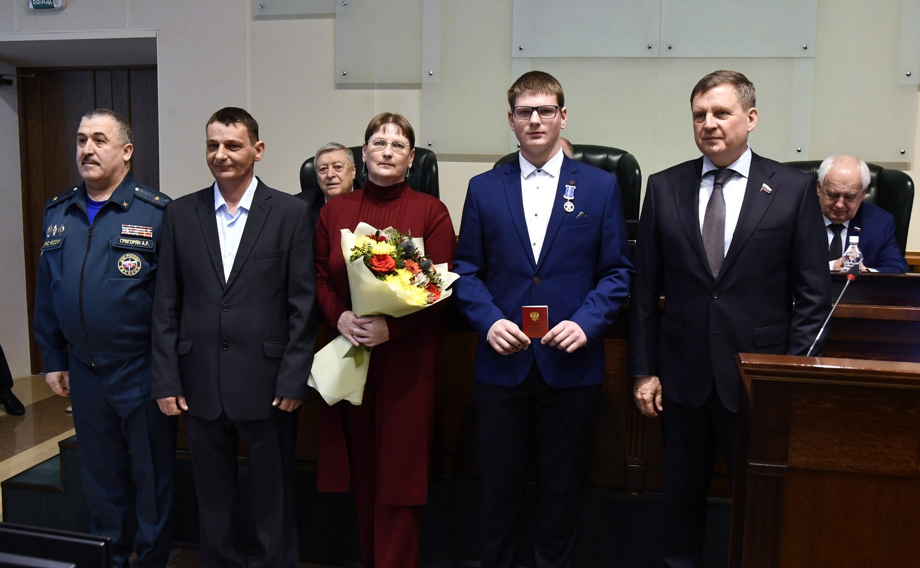 Андрей Епишин вручил памятную медаль Совета Федерации «За проявленное мужество» юному герою из Тверской области