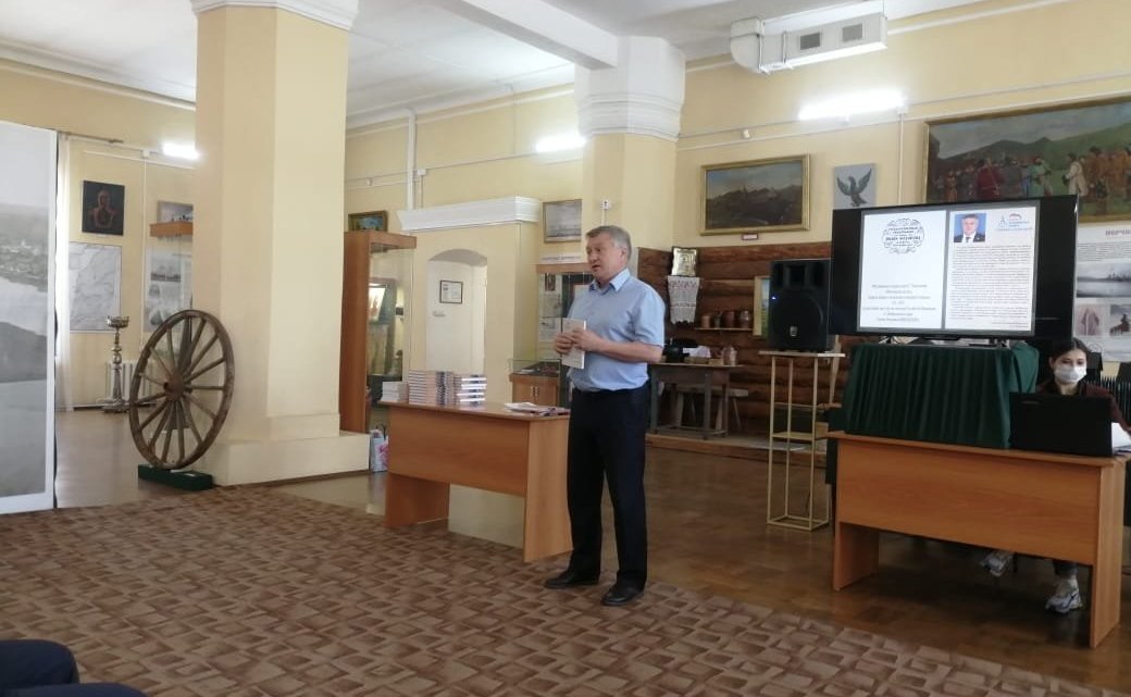 Сергей Михайлов презентовал две исторические книги Нерчинскому краеведческому музею