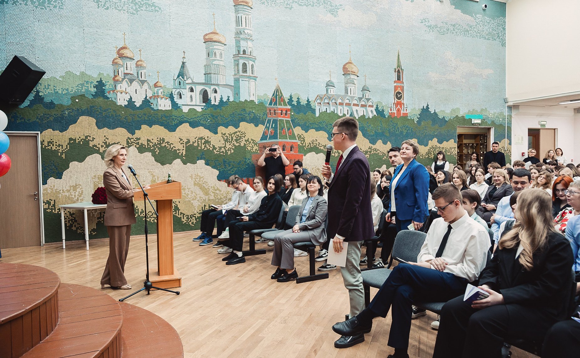 Заместитель Председателя Совета Федерации Инна Святенко провела для старшеклассников школы № 2087 «Открытие» урок «Разговор о важном»