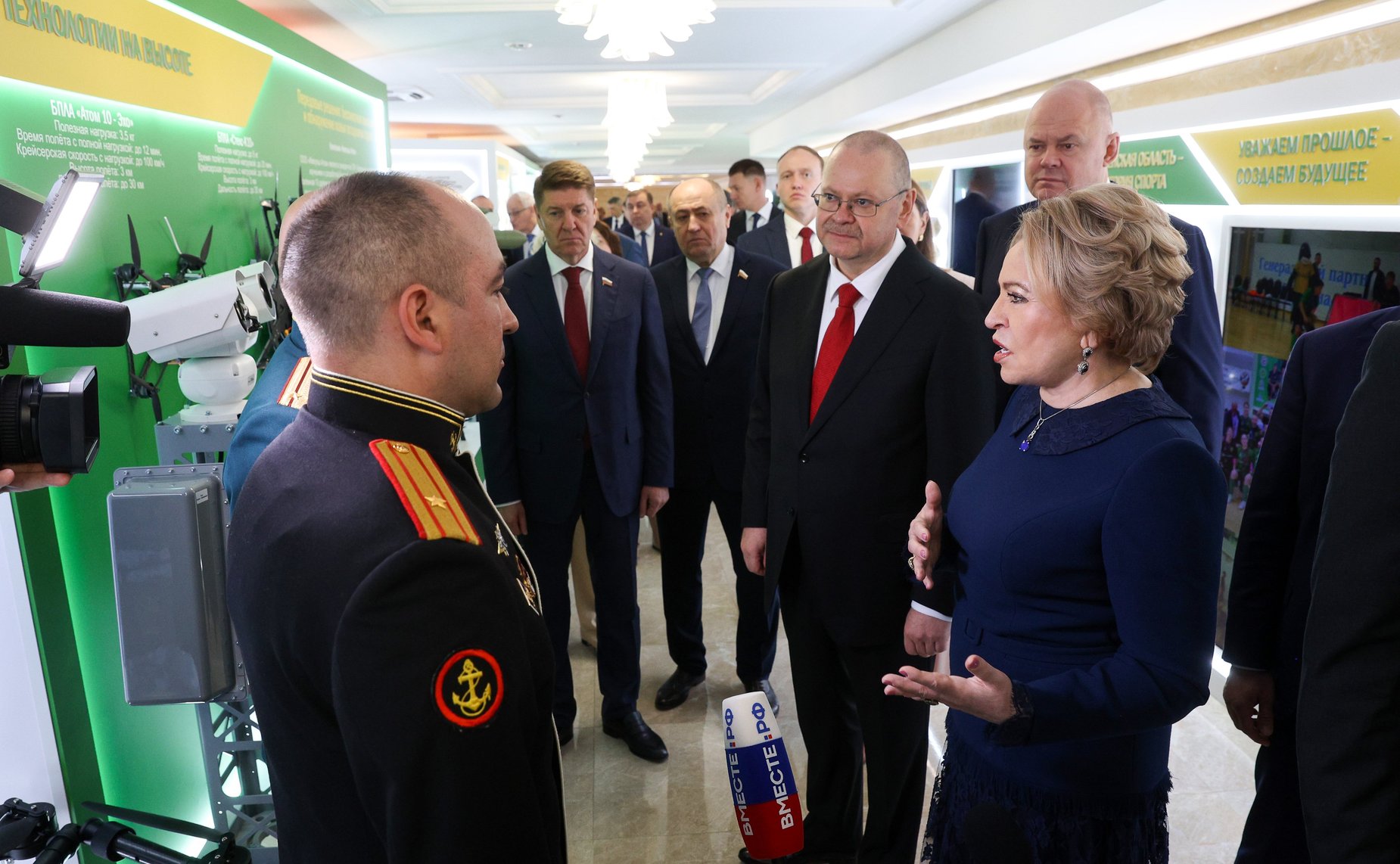 Валентина Матвиенко и Олег Мельниченко осмотрели выставку Пензенской области, развернутую в верхней палате парламента