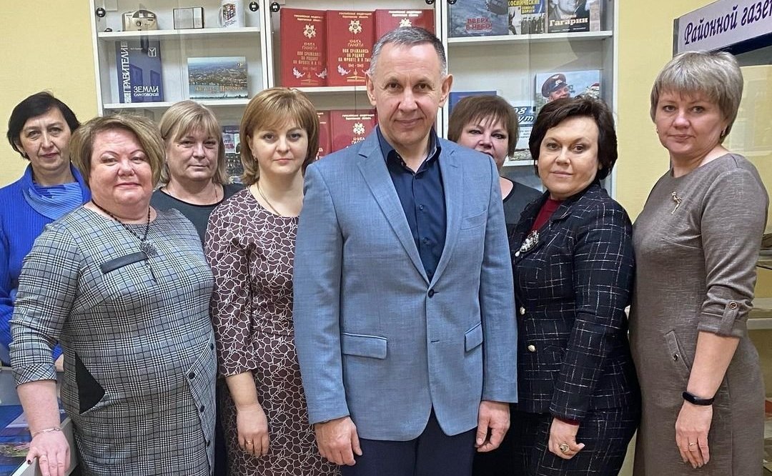 Олег Алексеев посетил Краснокутский район и поздравил с профессиональным праздником и с юбилеем газеты сотрудников редакции газеты «Краснокутские вести»