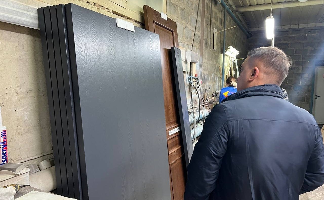 Айрат Гибатдинов посетил фабрику в Заволжском районе Ульяновской области, которая специализируется на деревообработке