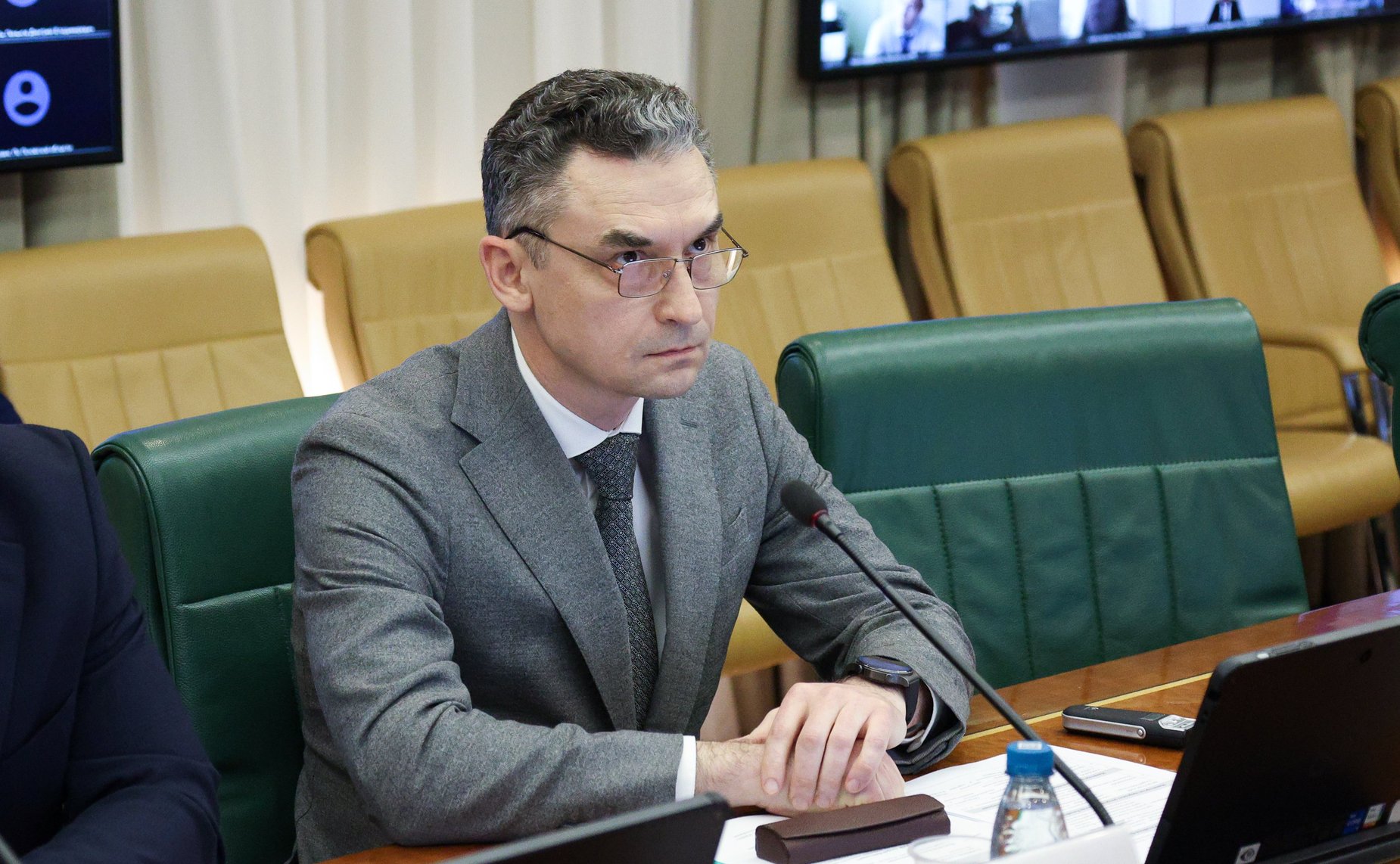 Совещание Комитета СФ по экономической политике по вопросу движения по автомобильным дорогам транспортных средств, осуществляющих перевозку твердых коммунальных отходов, с превышением допустимой нагрузки на ось